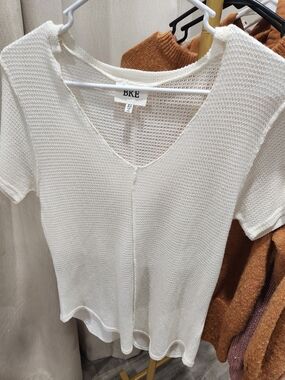 BKE Cream Short Sleeve V-Neck Knit Top